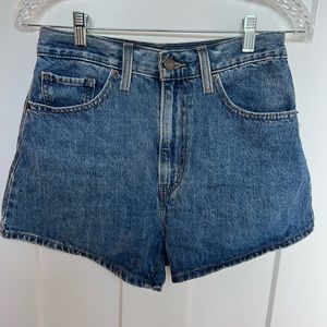 Levi’s Mom Jean Shorts size 27